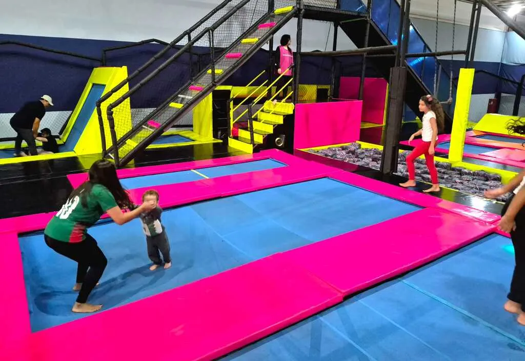 Adrenalina Jump chega ao Plaza Shopping Itu com circuito de 180 m² de diversão e aventura